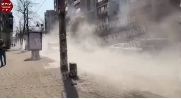 В Киеве на Подоле прорвало теплосеть: автомобили едут по кипятку