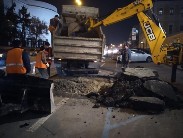 В центре Киева снова прорвало трубу посреди улицы и провалился асфальт